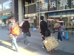 みんなで会場に搬入中 -05-